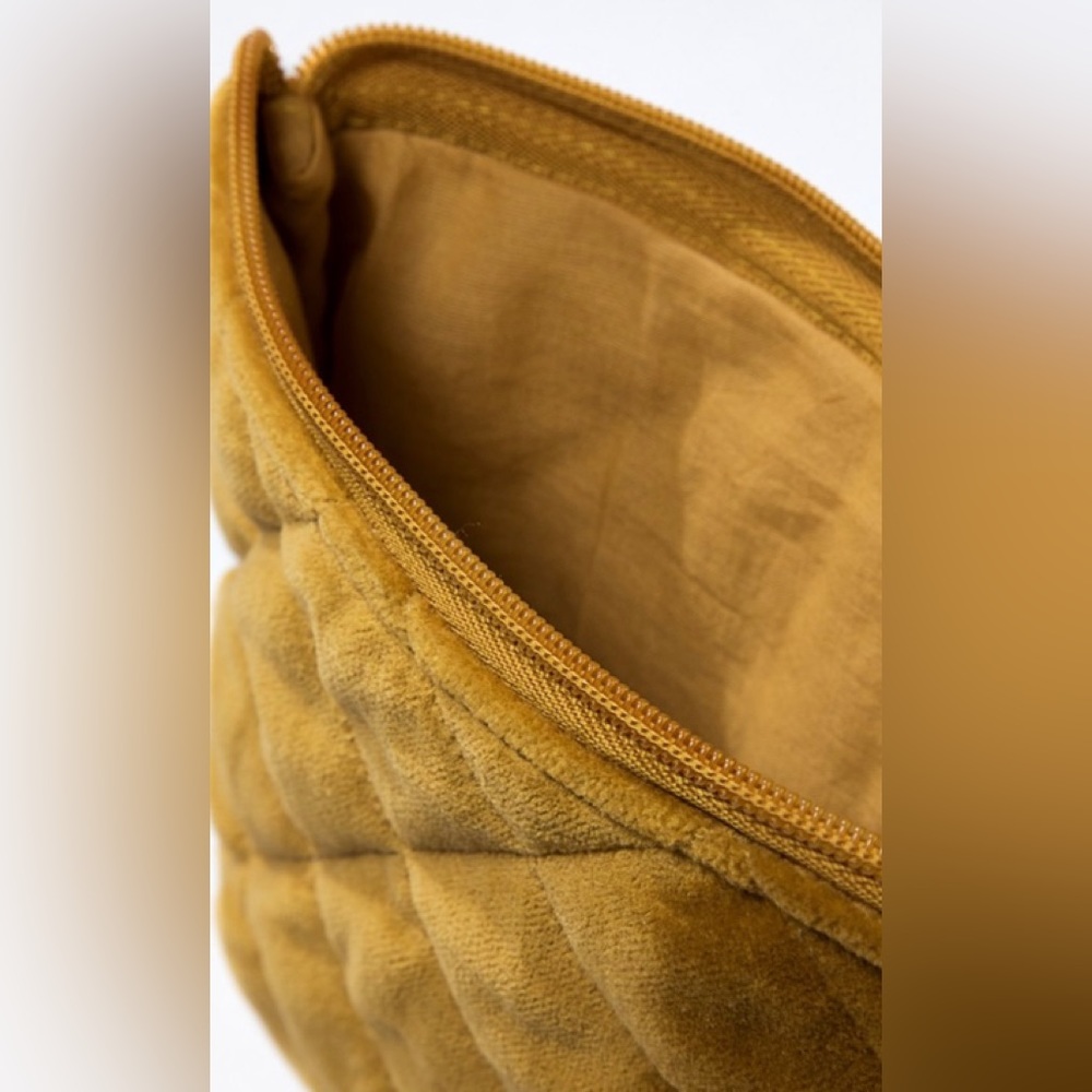 Luxurious fine cotton velvet metallic quilted pouch. - Picture 3 of 4